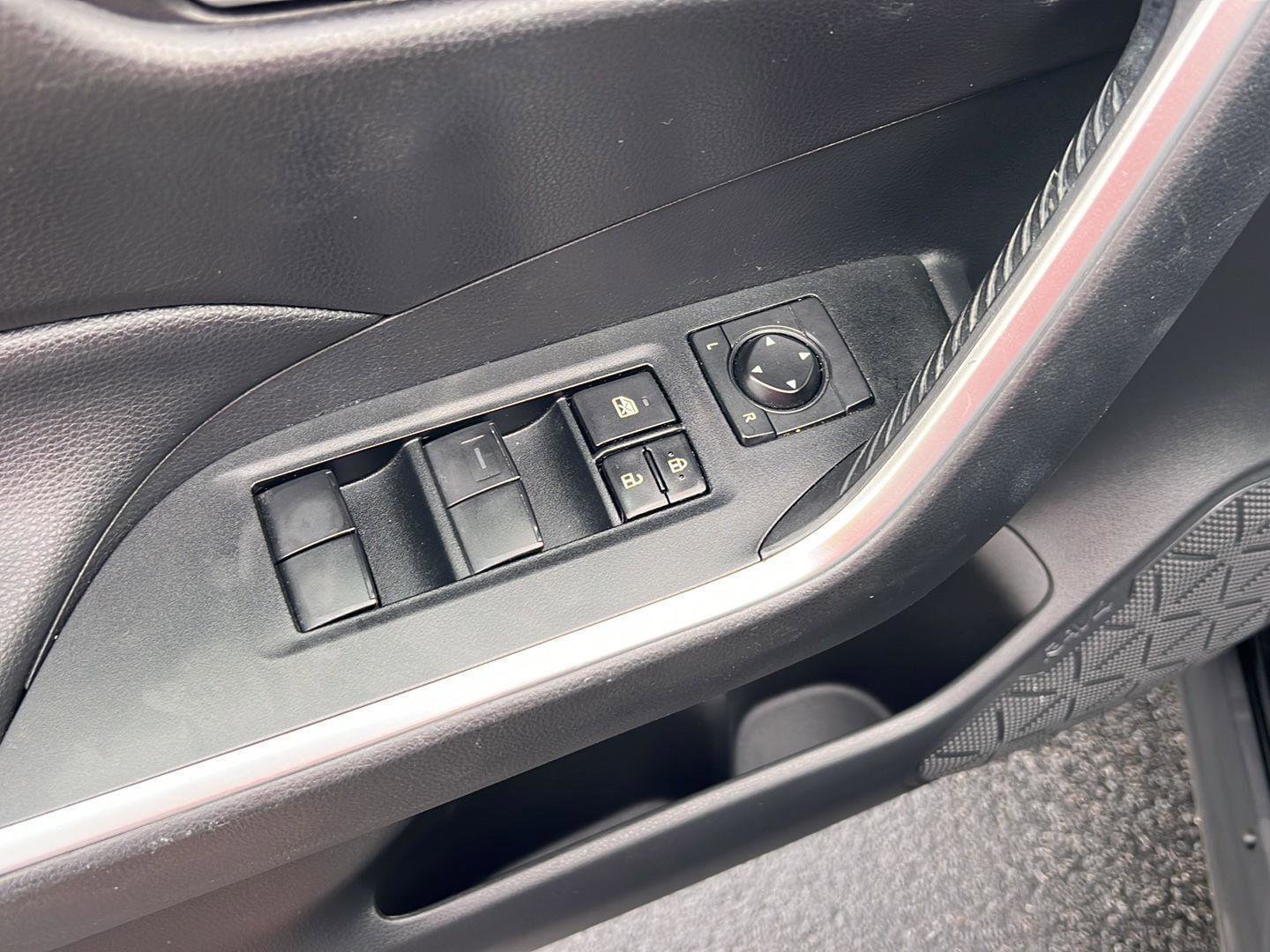 Used 2021 Toyota RAV4 XLE image 32