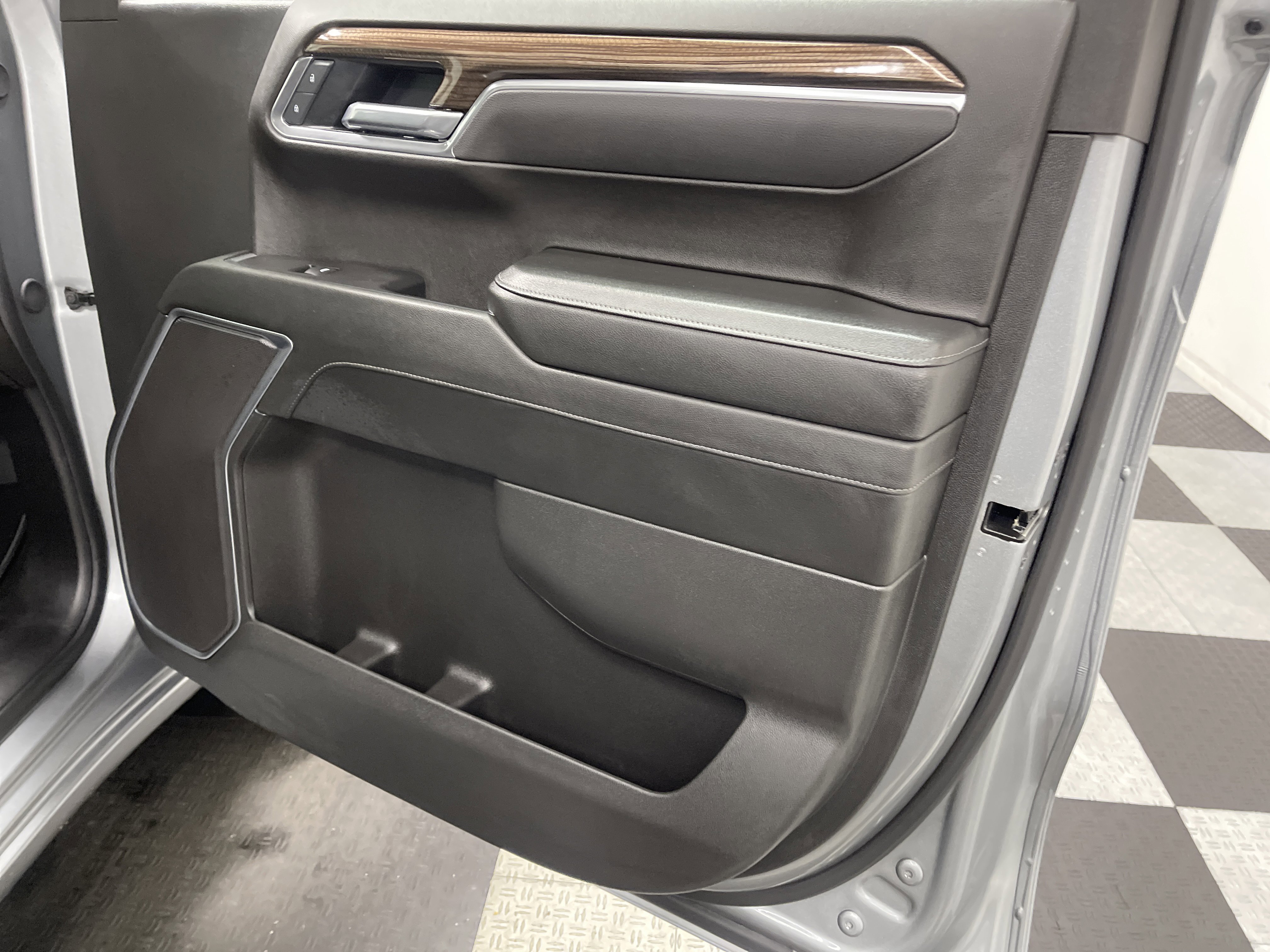 Used 2025 Chevrolet Silverado 1500 LT image 23