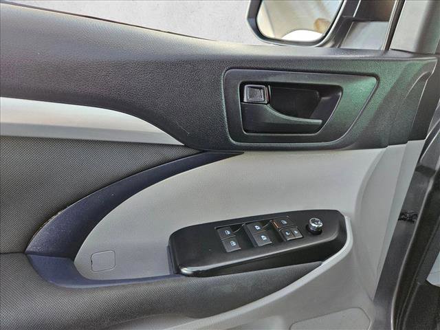 Used 2018 Toyota Highlander LE FWD image 24