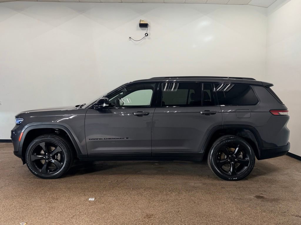 Used 2023 Jeep Grand Cherokee L Laredo AWD/4WD image 2