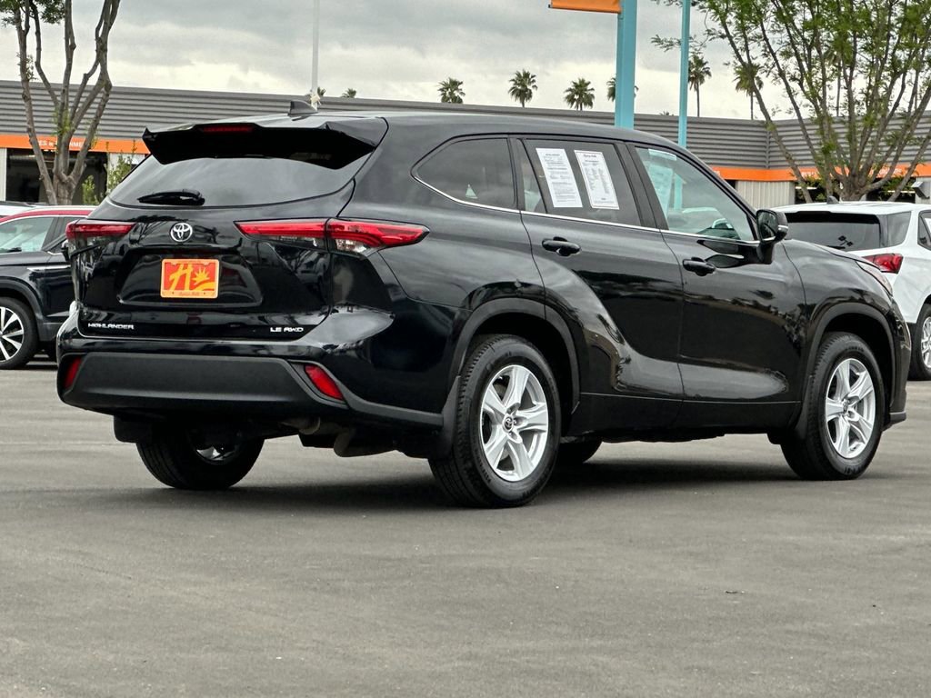 Used 2023 Toyota Highlander LE AWD/4WD image 3