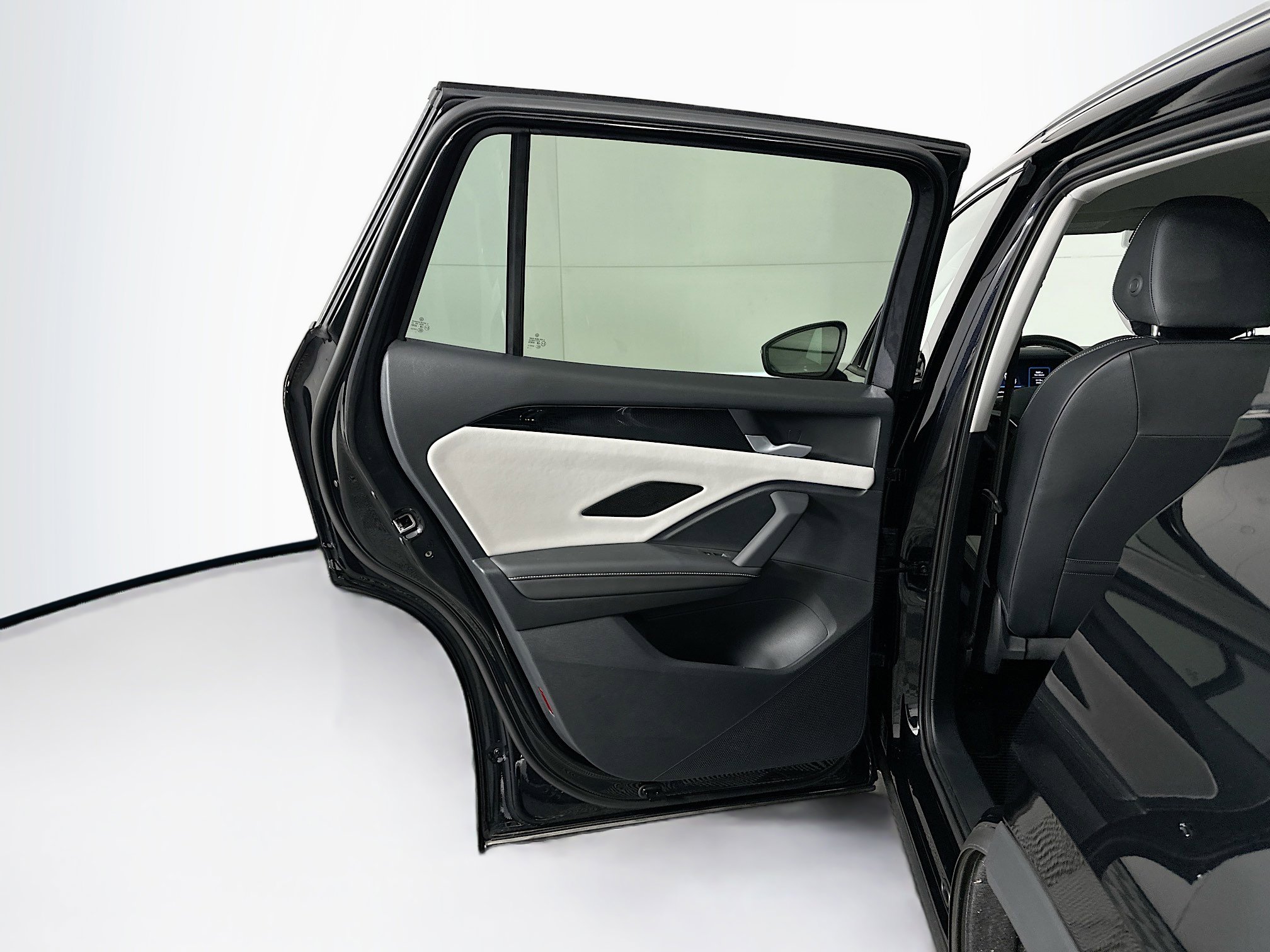 Used 2025 Volkswagen Tiguan SE image 26