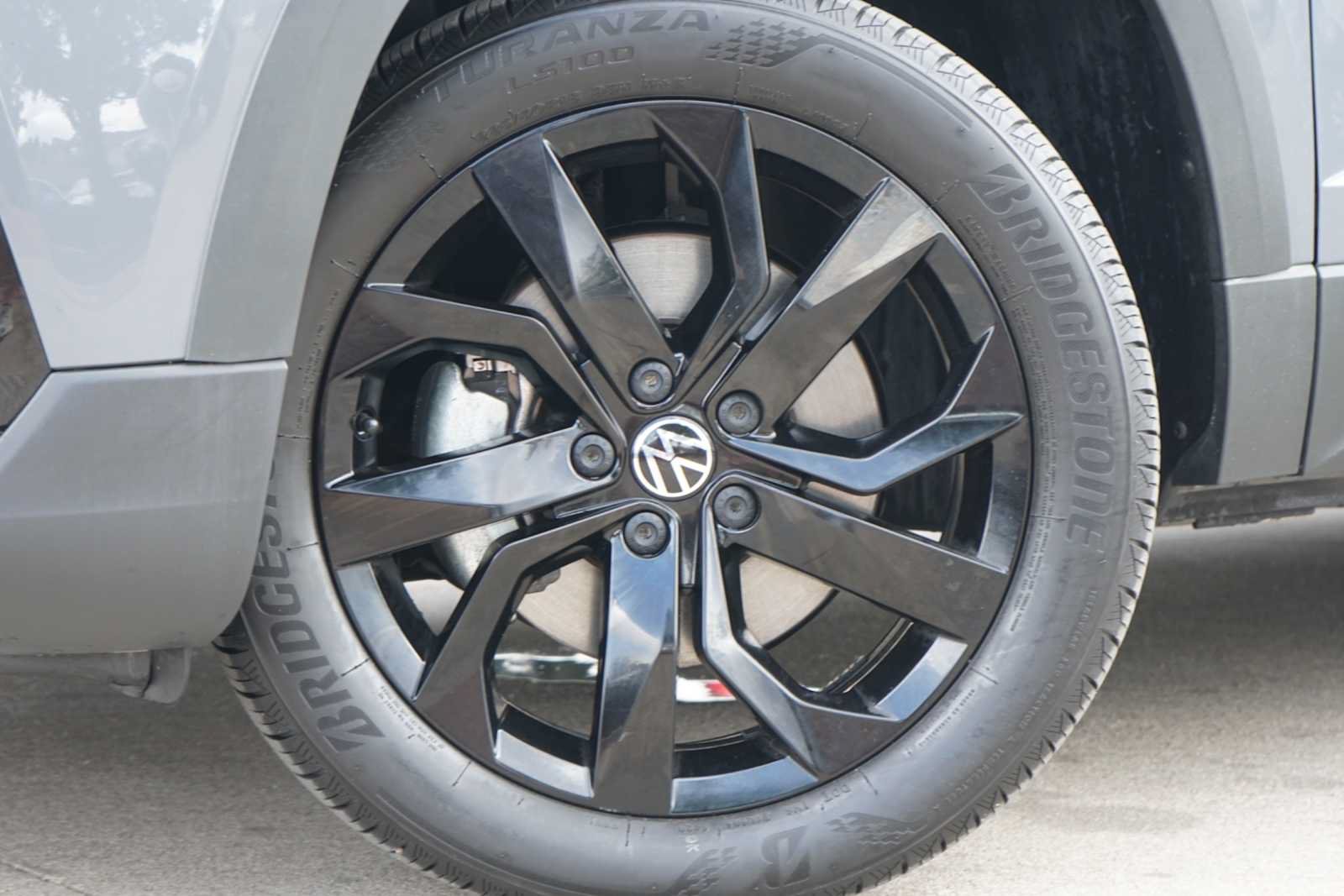 Used 2022 Volkswagen Taos SE FWD image 2