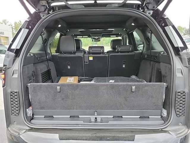 New 2024 Land Rover Discovery Metropolitan Edition AWD/4WD image 16