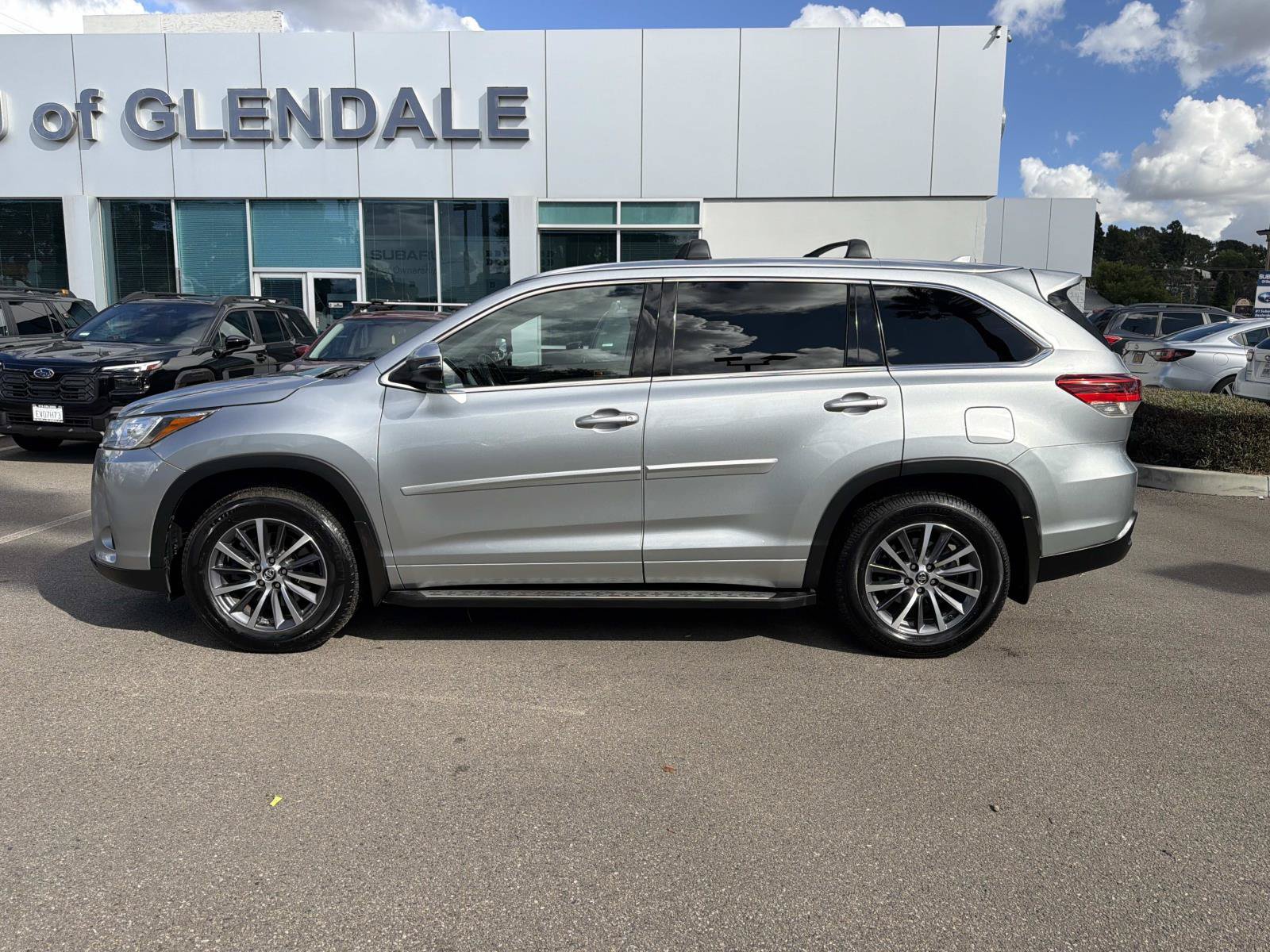 Used 2017 Toyota Highlander XLE w/ Carpet Mat Package AWD/4WD image 3