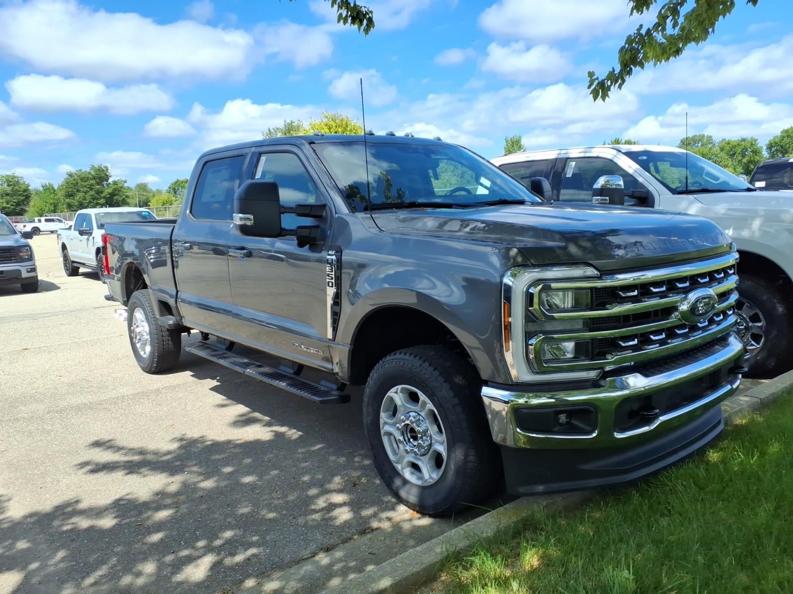 New 2026 Ford F350 XLT w/ XLT Premium Package AWD/4WD image 3