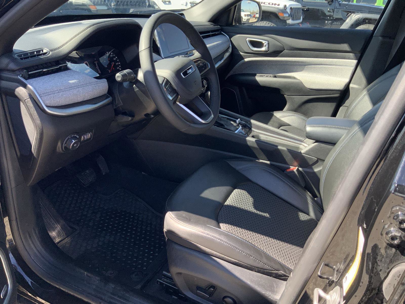 Used 2025 Jeep Compass Latitude w/ Sun & Sound Group AWD/4WD image 26