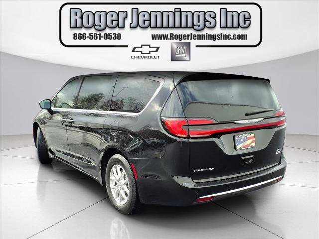 Used 2024 Chrysler Pacifica Touring-L image 3