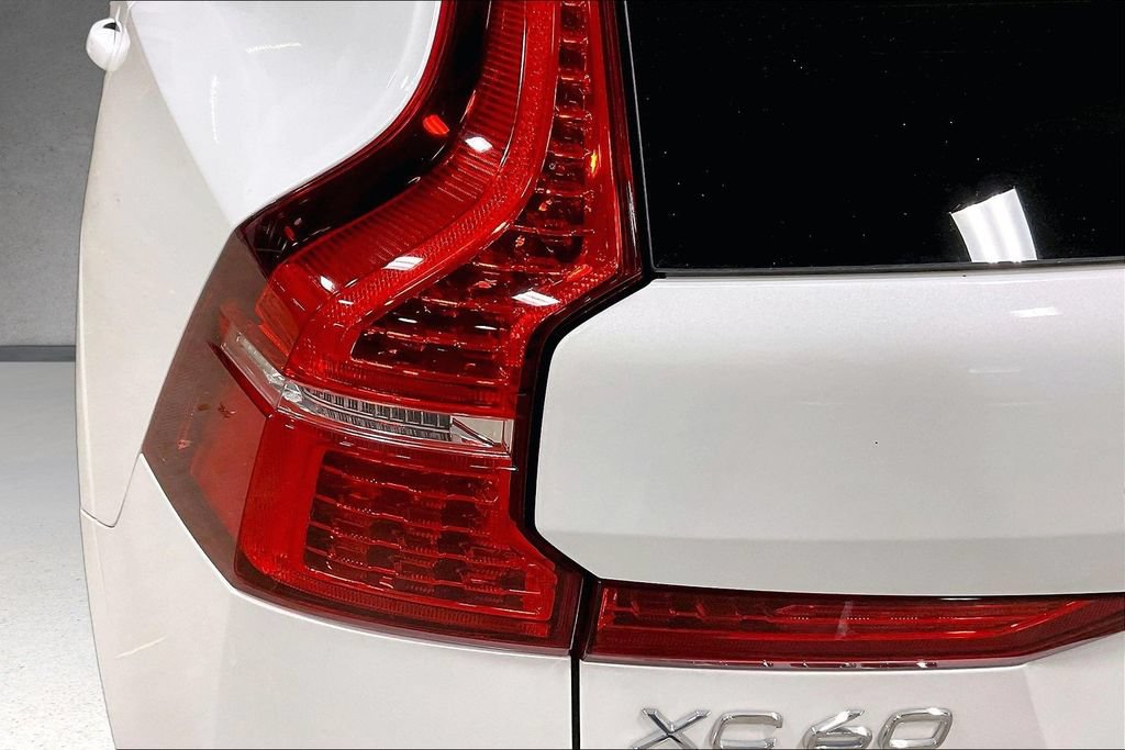 Certified 2024 Volvo XC60 B5 Plus AWD/4WD image 23