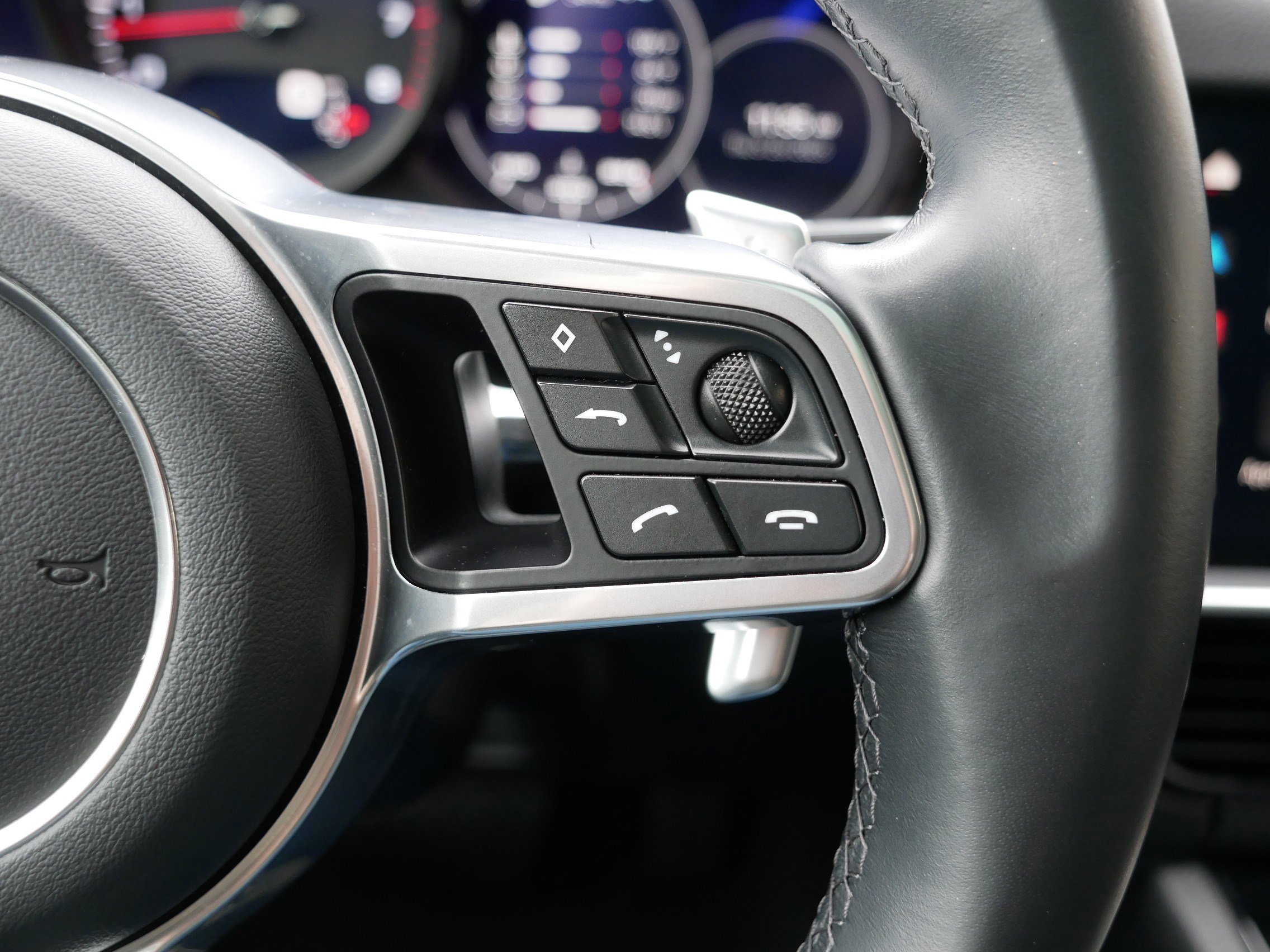 Used 2023 Porsche Cayenne image 30