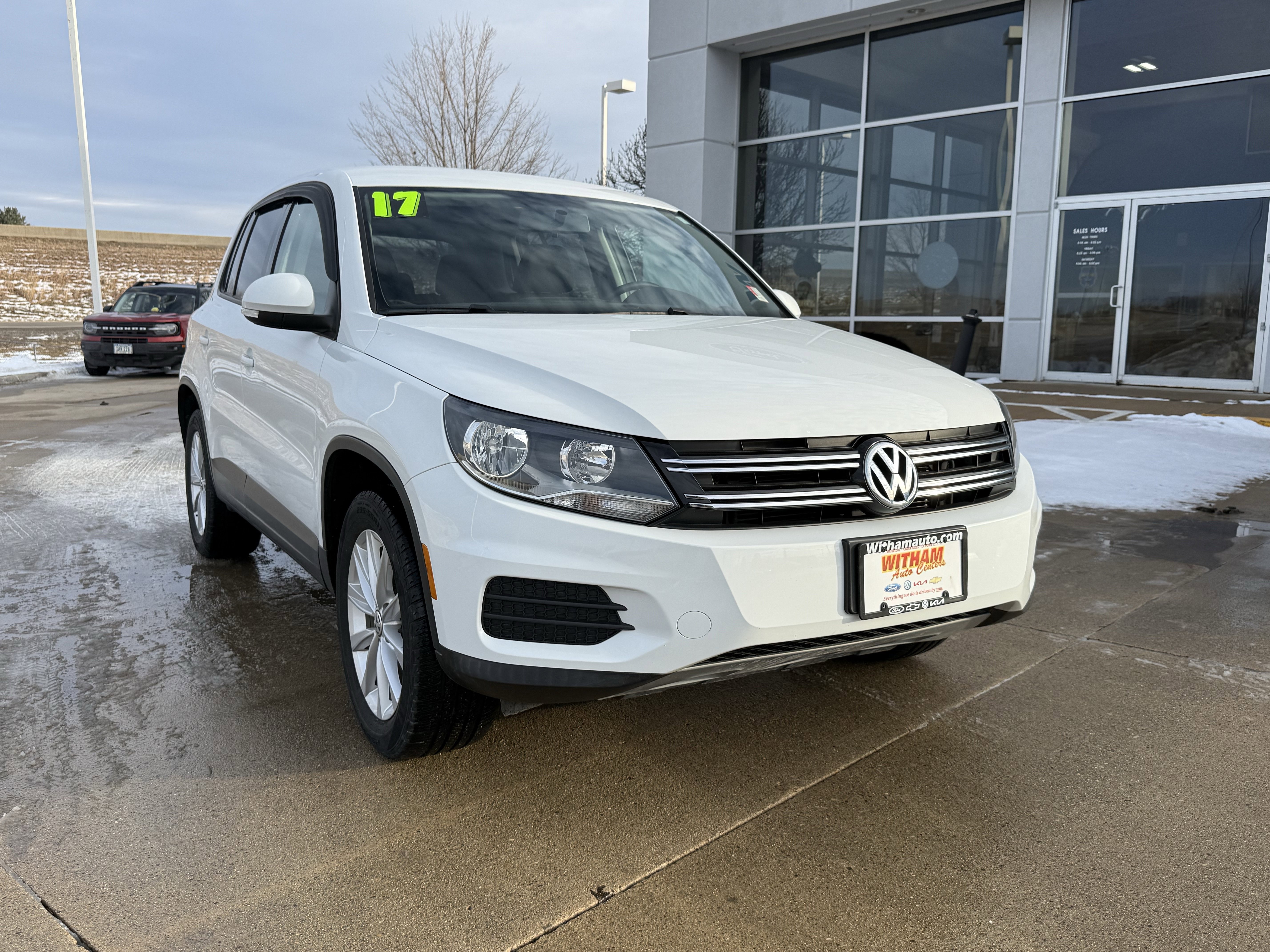 Used 2017 Volkswagen Tiguan Limited w/ Alloy Wheels Package image 2