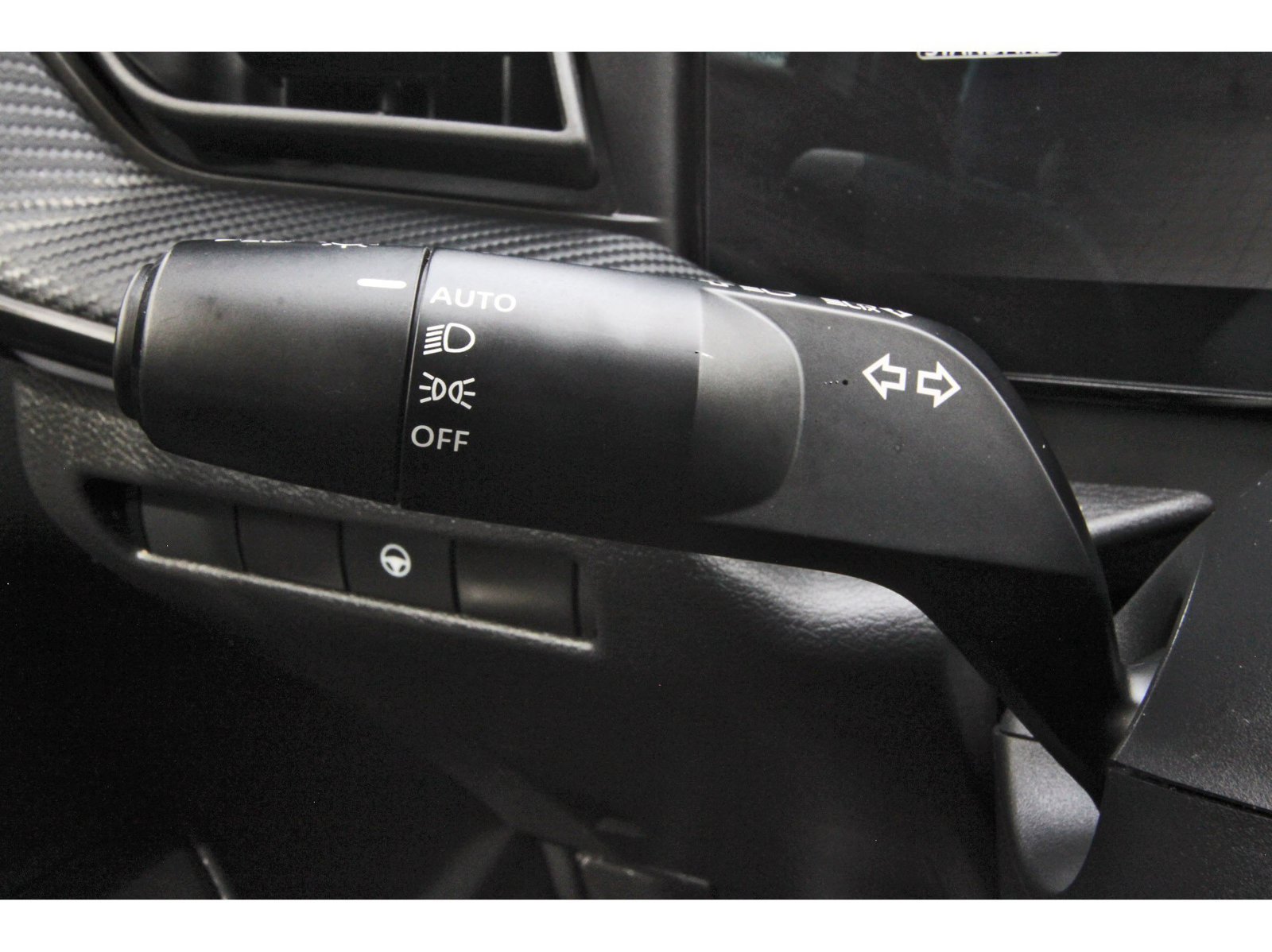 Used 2025 Nissan Kicks SR AWD/4WD image 21