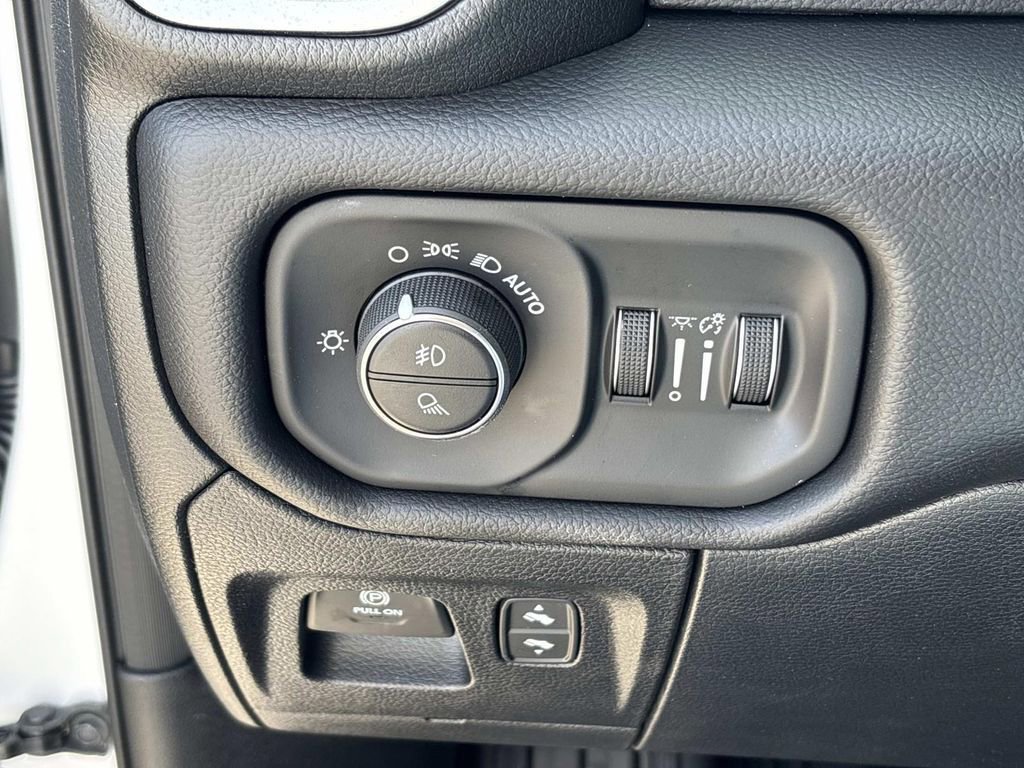 New 2026 RAM 1500 4x4 Crew Cab image 19