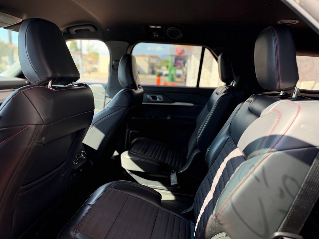 Used 2026 Ford Explorer ST-Line w/ ST-Line Street Pack RWD image 2