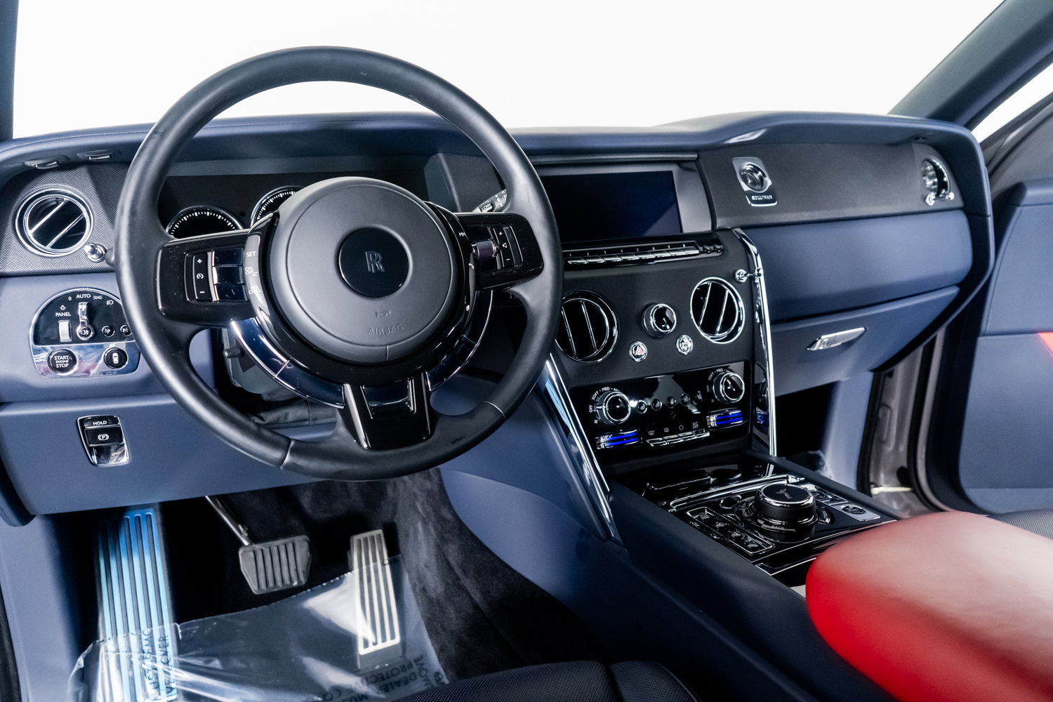 Used 2023 Rolls-Royce Cullinan image 2