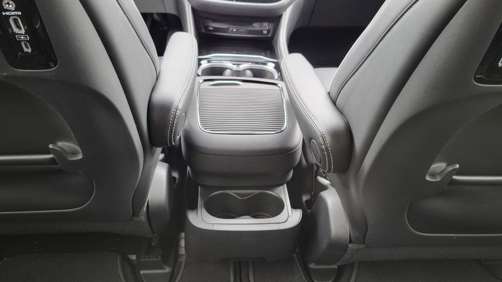 Used 2024 Chrysler Pacifica Limited w/ Uconnect Theater Family Group image 27