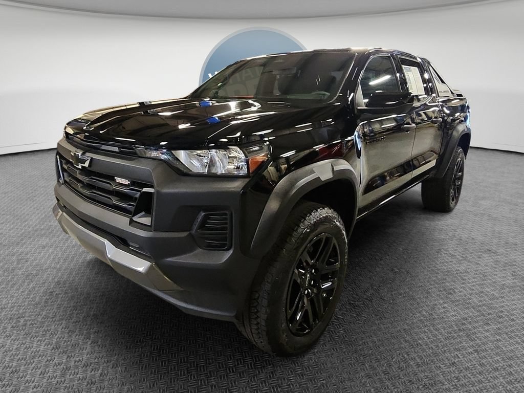 Certified 2025 Chevrolet Colorado Trail Boss w/ Midnight Edition AWD/4WD image 9