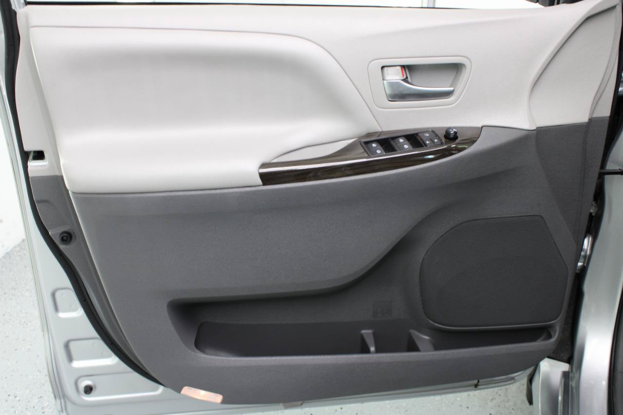 Used 2020 Toyota Sienna XLE Premium FWD image 27