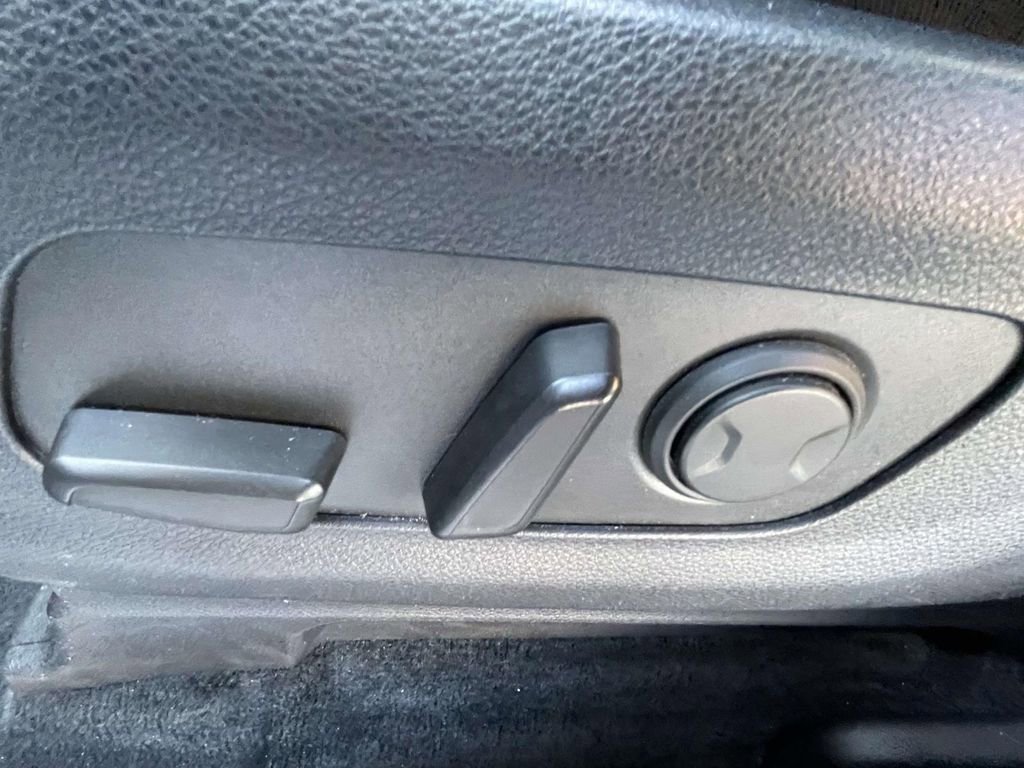 Used 2024 Kia Carnival LX image 15