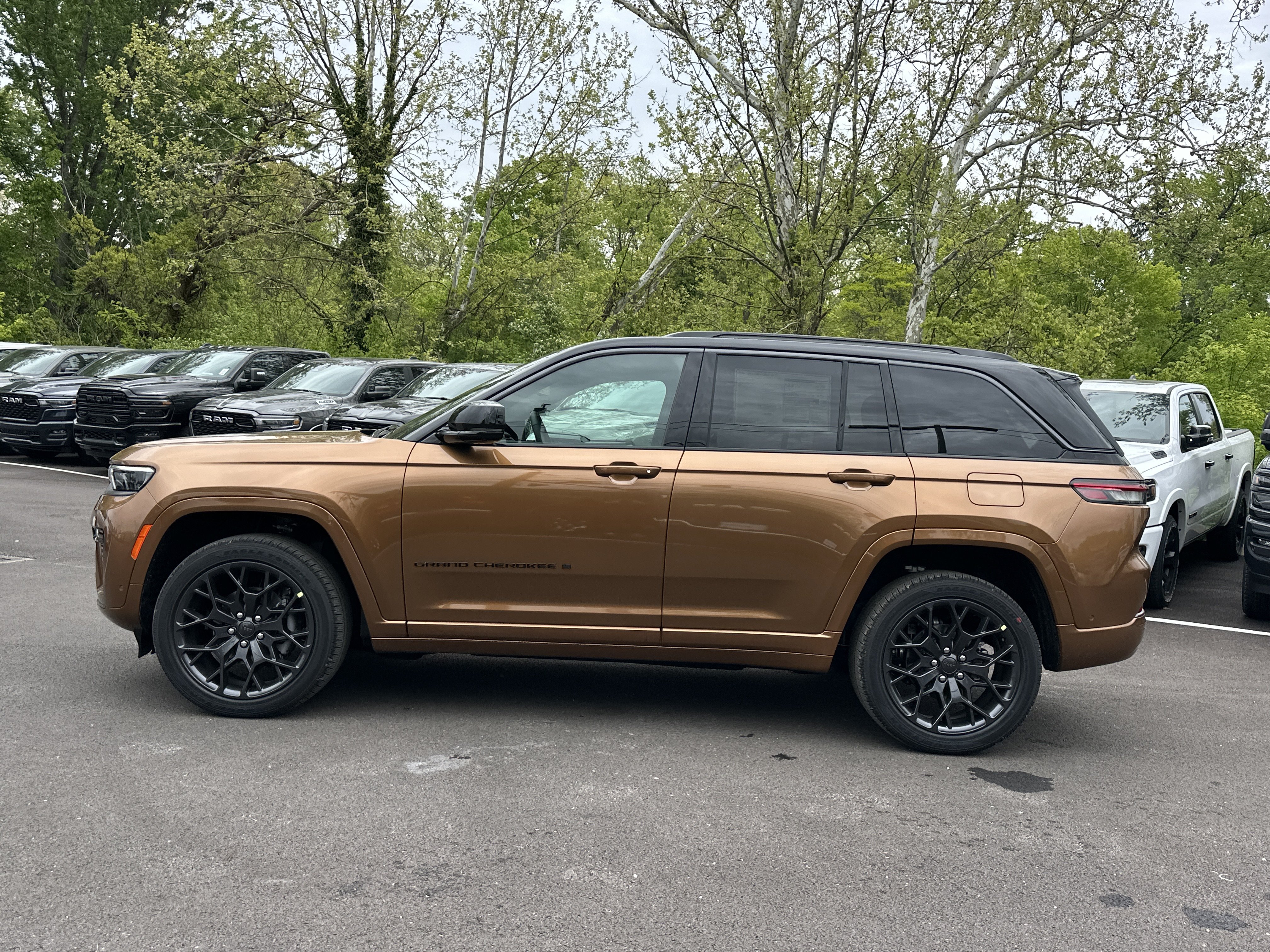 New 2026 Jeep Grand Cherokee Summit w/ Obsidian Package AWD/4WD image 28
