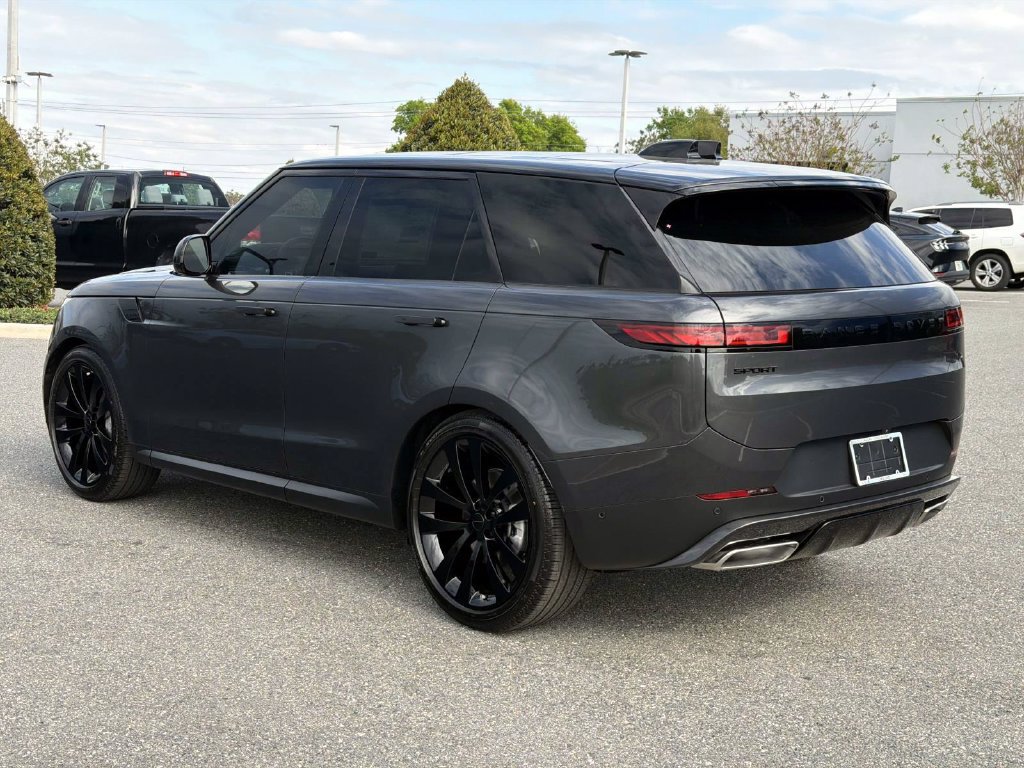 Used 2026 Land Rover Range Rover Sport SE AWD/4WD image 3