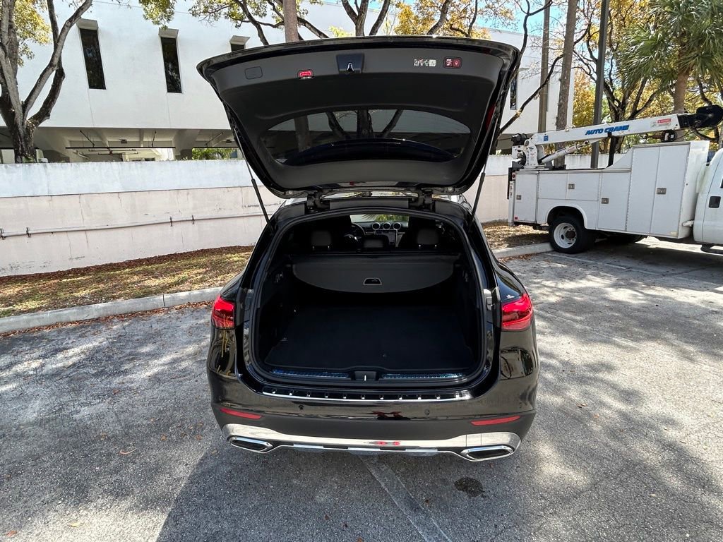 Used 2023 Mercedes-Benz GLC 300 4MATIC w/ Exclusive Trim Package image 23