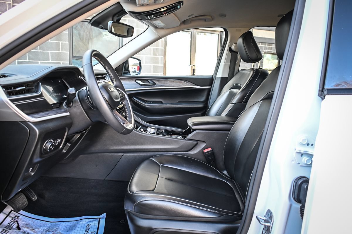 Used 2023 Jeep Grand Cherokee L Limited AWD/4WD image 8