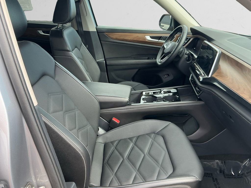 Used 2025 Volkswagen Atlas SE image 15