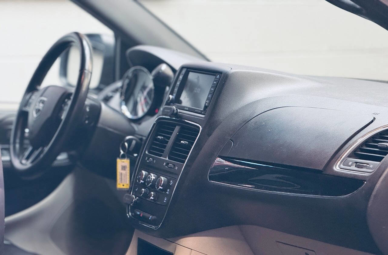 Used 2019 Dodge Grand Caravan GT FWD image 2