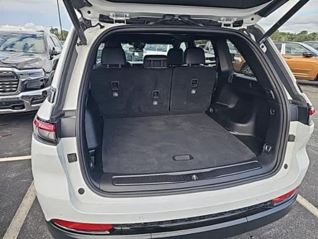 Used 2023 Jeep Grand Cherokee Altitude AWD/4WD image 10