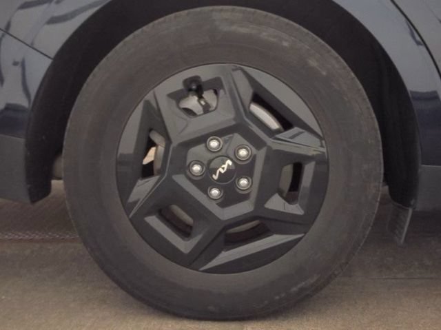 Used 2025 Kia Carnival FWD image 21