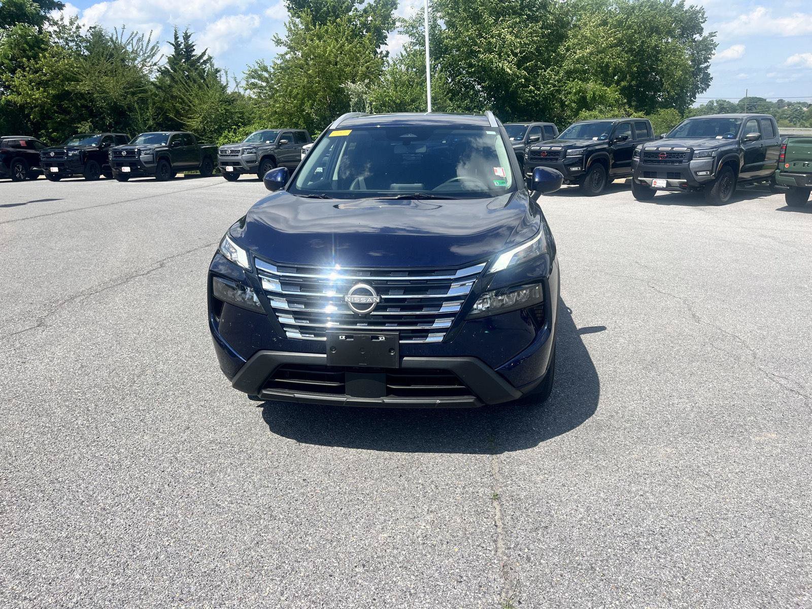 Used 2025 Nissan Rogue SV w/ SV Premium Package AWD/4WD image 2