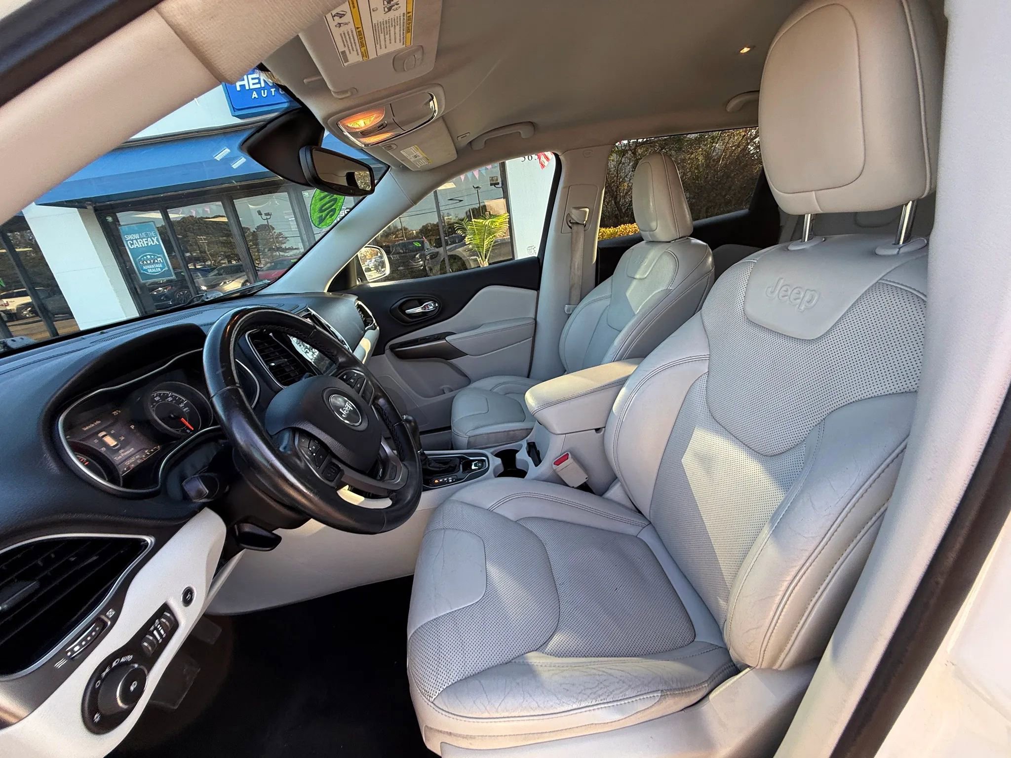 Used 2019 Jeep Cherokee Limited FWD image 29