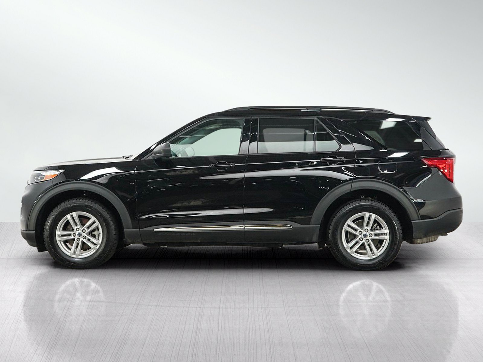 Used 2021 Ford Explorer XLT w/ Equipment Group 202A AWD/4WD image 2