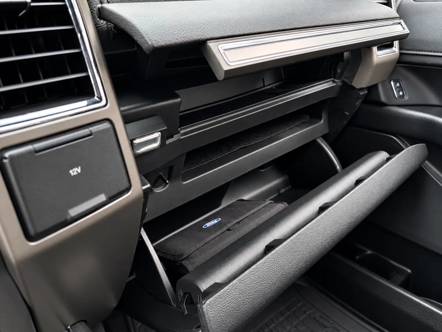Used 2018 Ford Expedition Max XLT w/ Equipment Group 202A AWD/4WD image 23