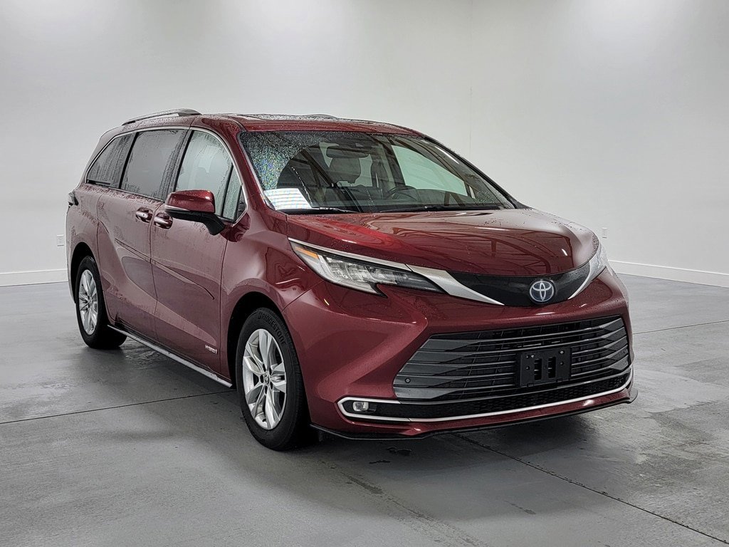 Used 2021 Toyota Sienna Limited FWD image 2