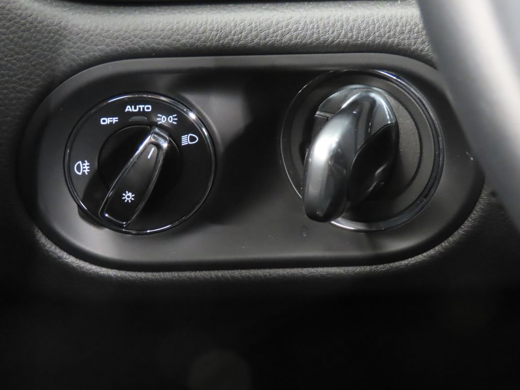 Certified 2026 Porsche Macan AWD/4WD image 23