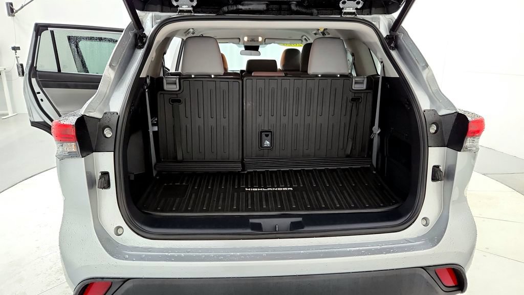 Used 2023 Toyota Highlander LE AWD/4WD image 20