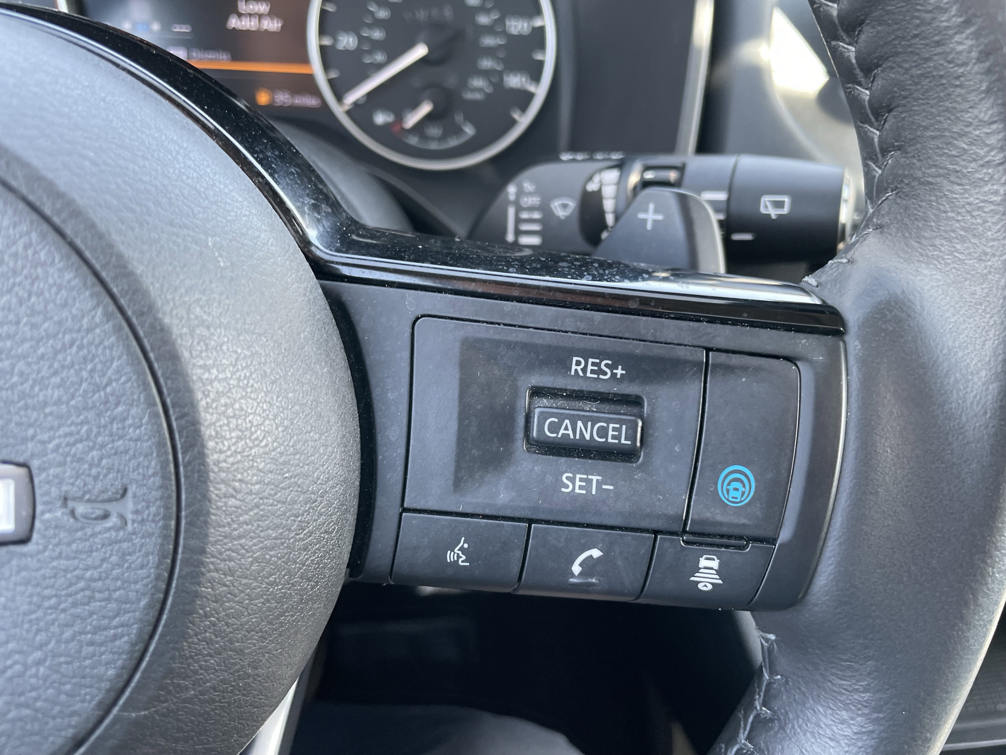 Used 2023 Nissan Rogue SV image 18