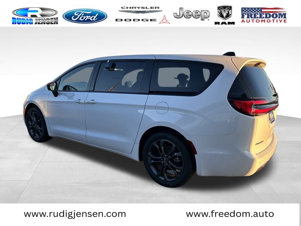 New 2026 Chrysler Pacifica Select image 10