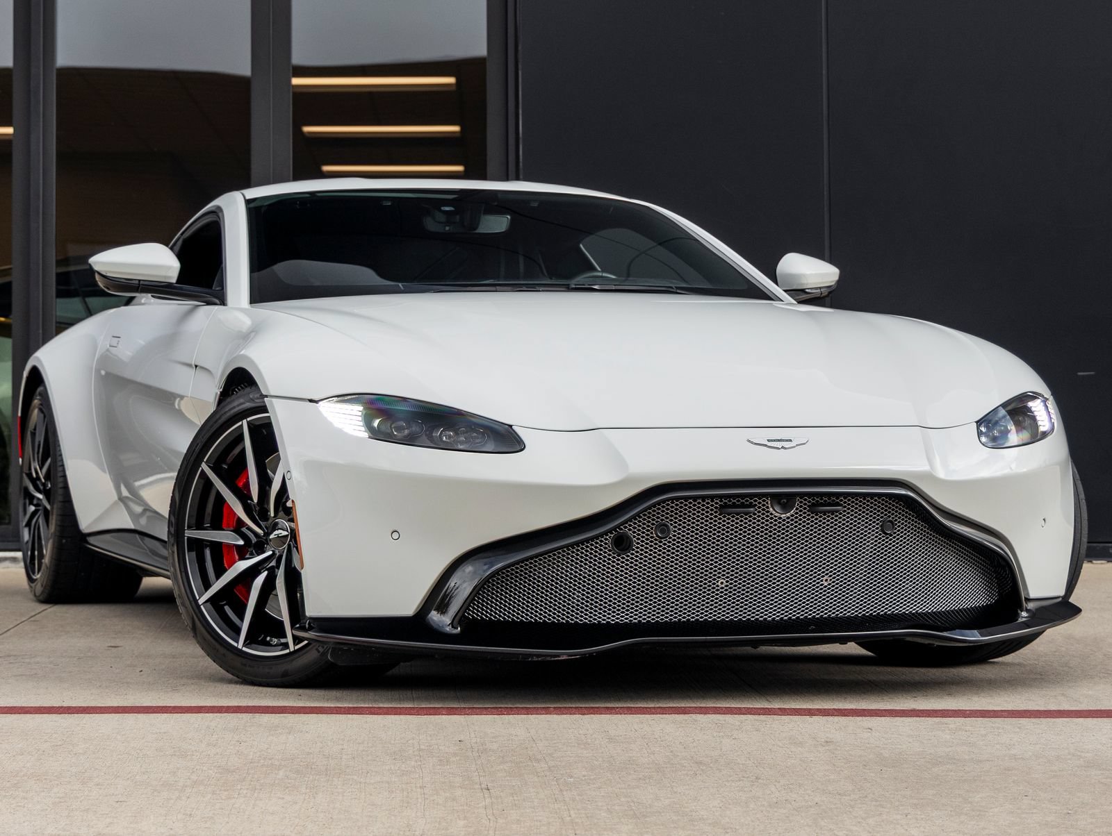 Used 2019 Aston Martin V8 Vantage Coupe RWD image 2