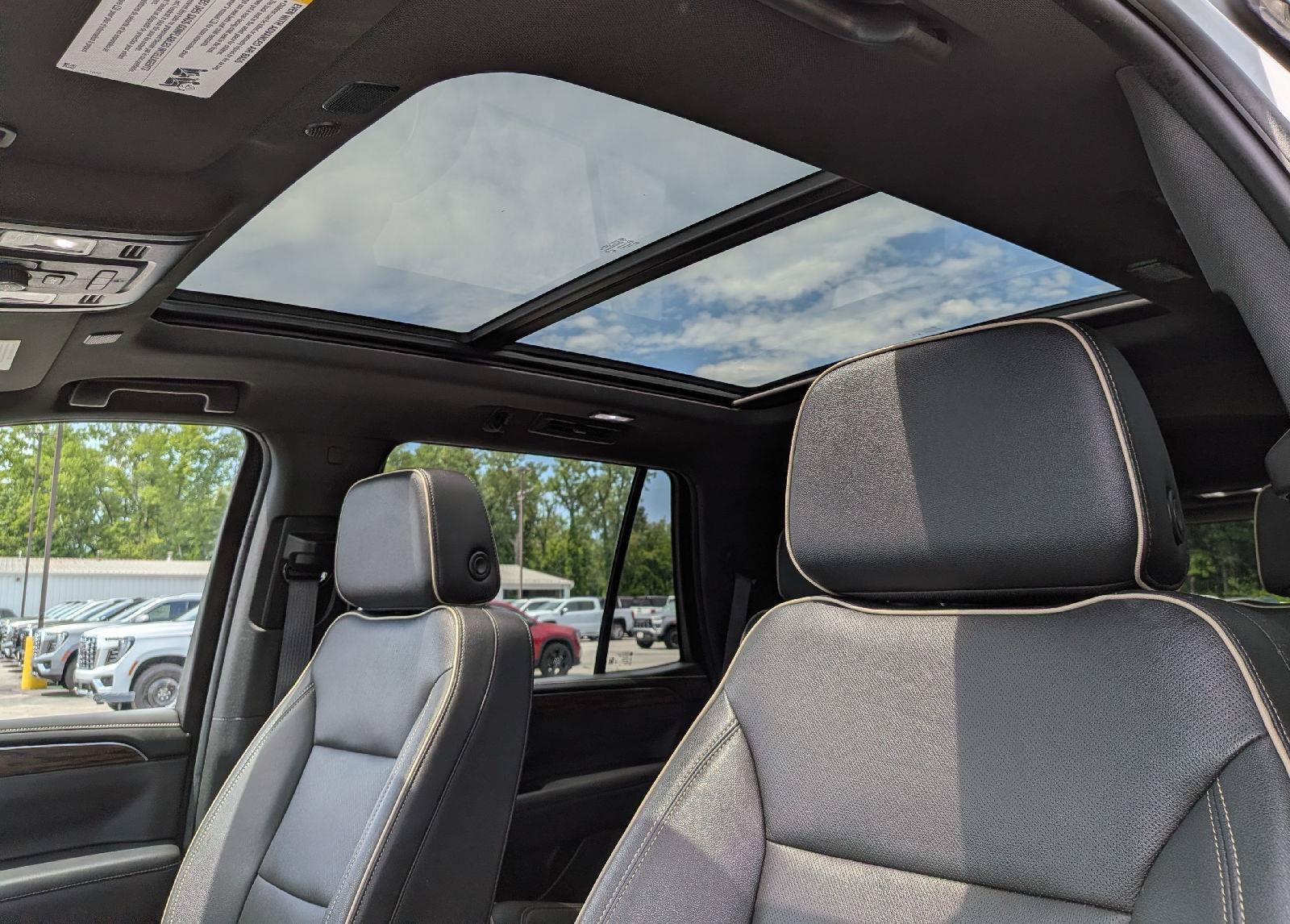 Used 2023 Chevrolet Tahoe Premier AWD/4WD image 12
