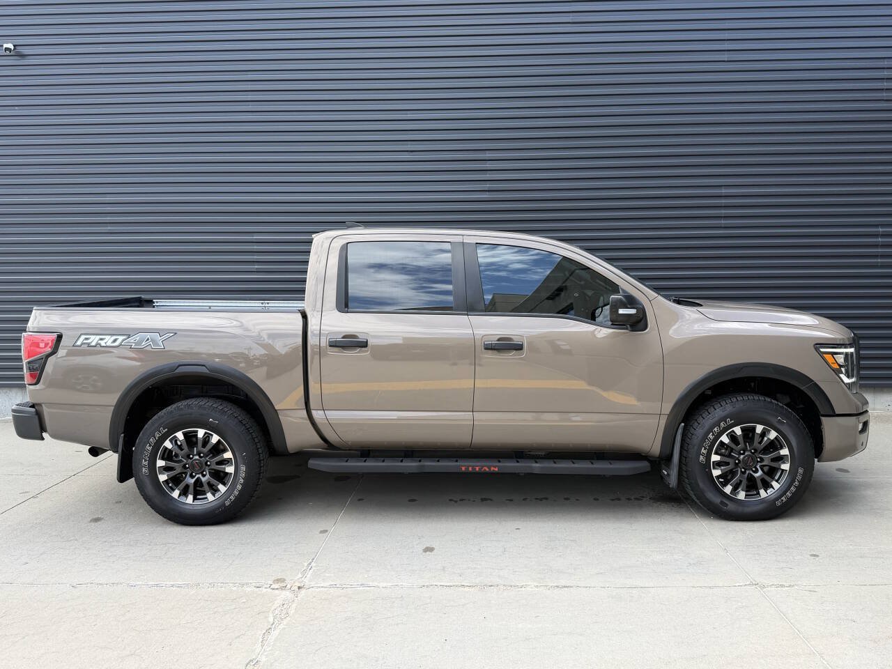 Used 2022 Nissan Titan PRO-4X w/ Pro-4x Convenience Package AWD/4WD image 10