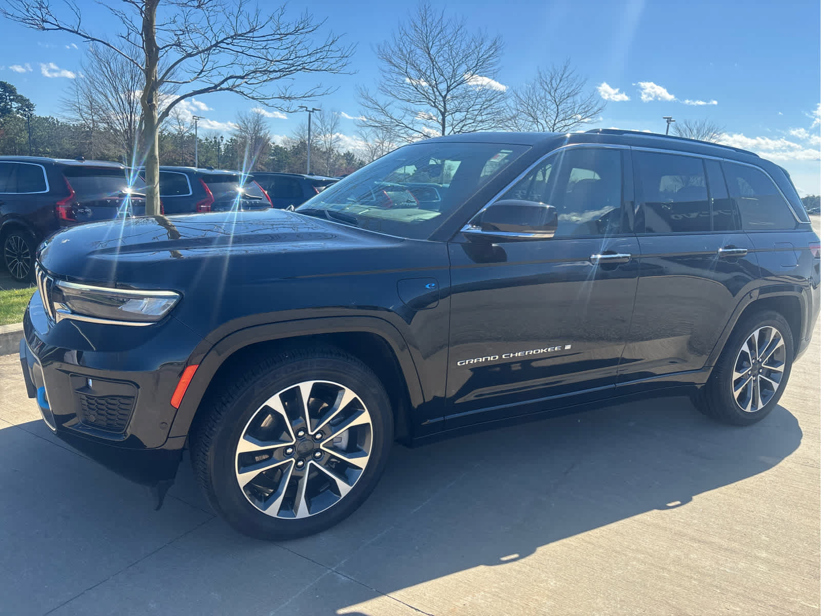 Used 2023 Jeep Grand Cherokee Overland w/ Luxury Tech Group IV AWD/4WD image 3