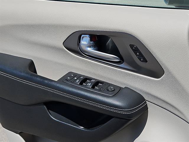 Used 2024 Chrysler Pacifica Touring-L FWD image 14