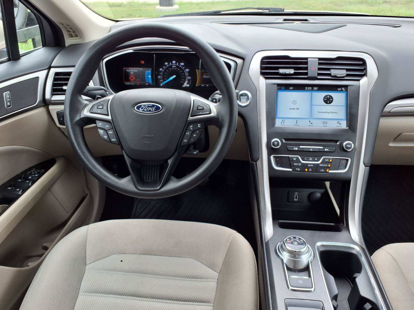 Used 2017 Ford Fusion SE w/ Fusion SE Technology Package FWD image 5