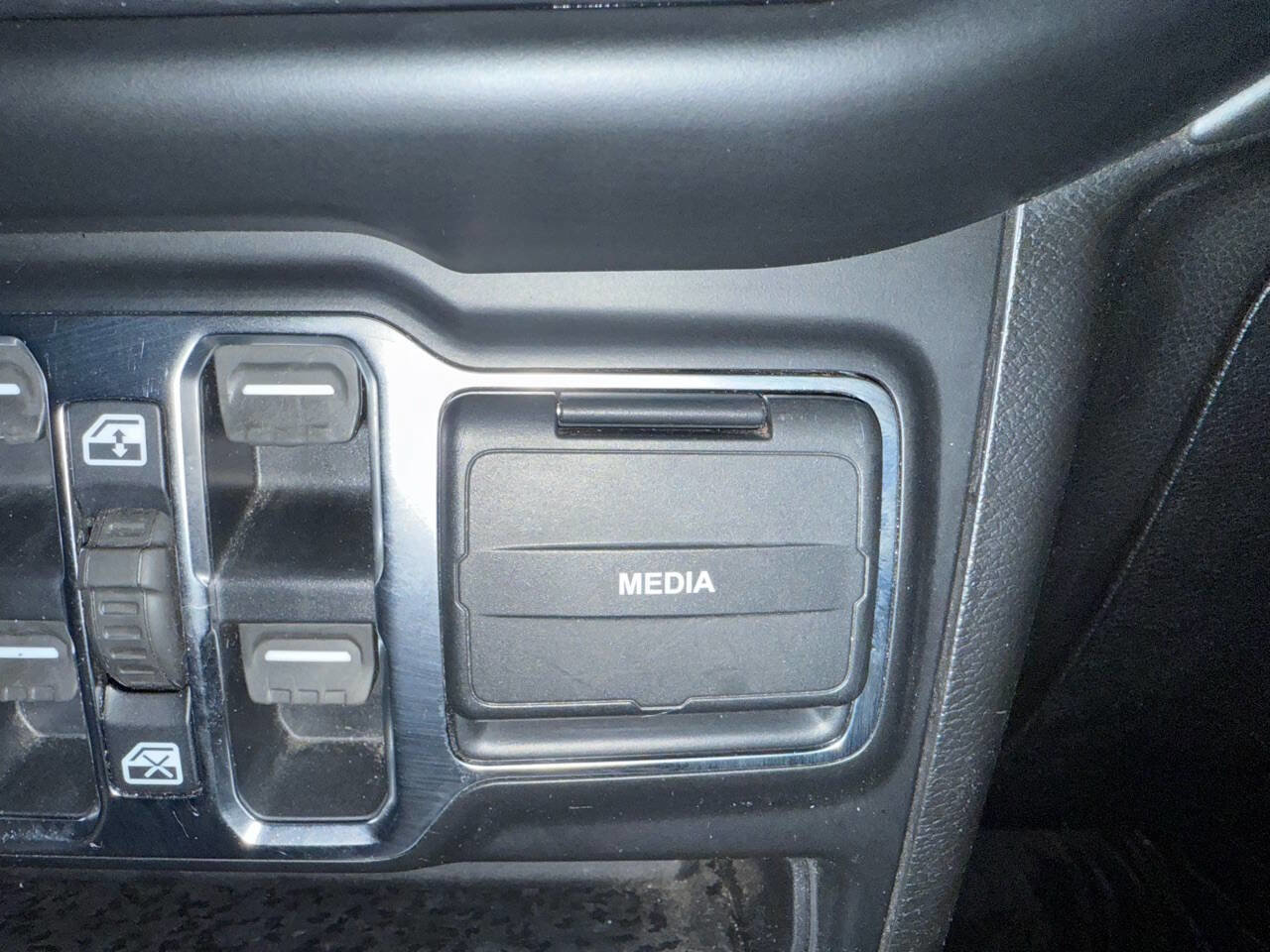 Used 2020 Jeep Gladiator Overland w/ Cold Weather Group AWD/4WD image 38