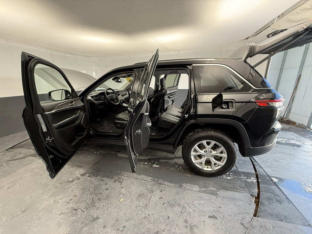 Used 2022 Jeep Grand Cherokee Limited image 18