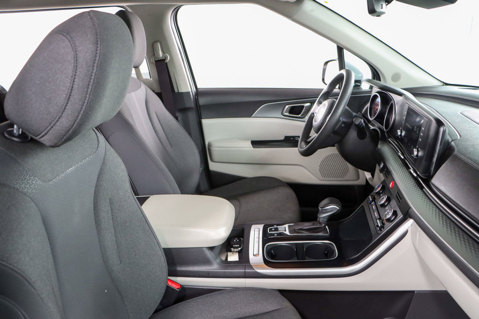 Used 2023 Kia Carnival LX image 27