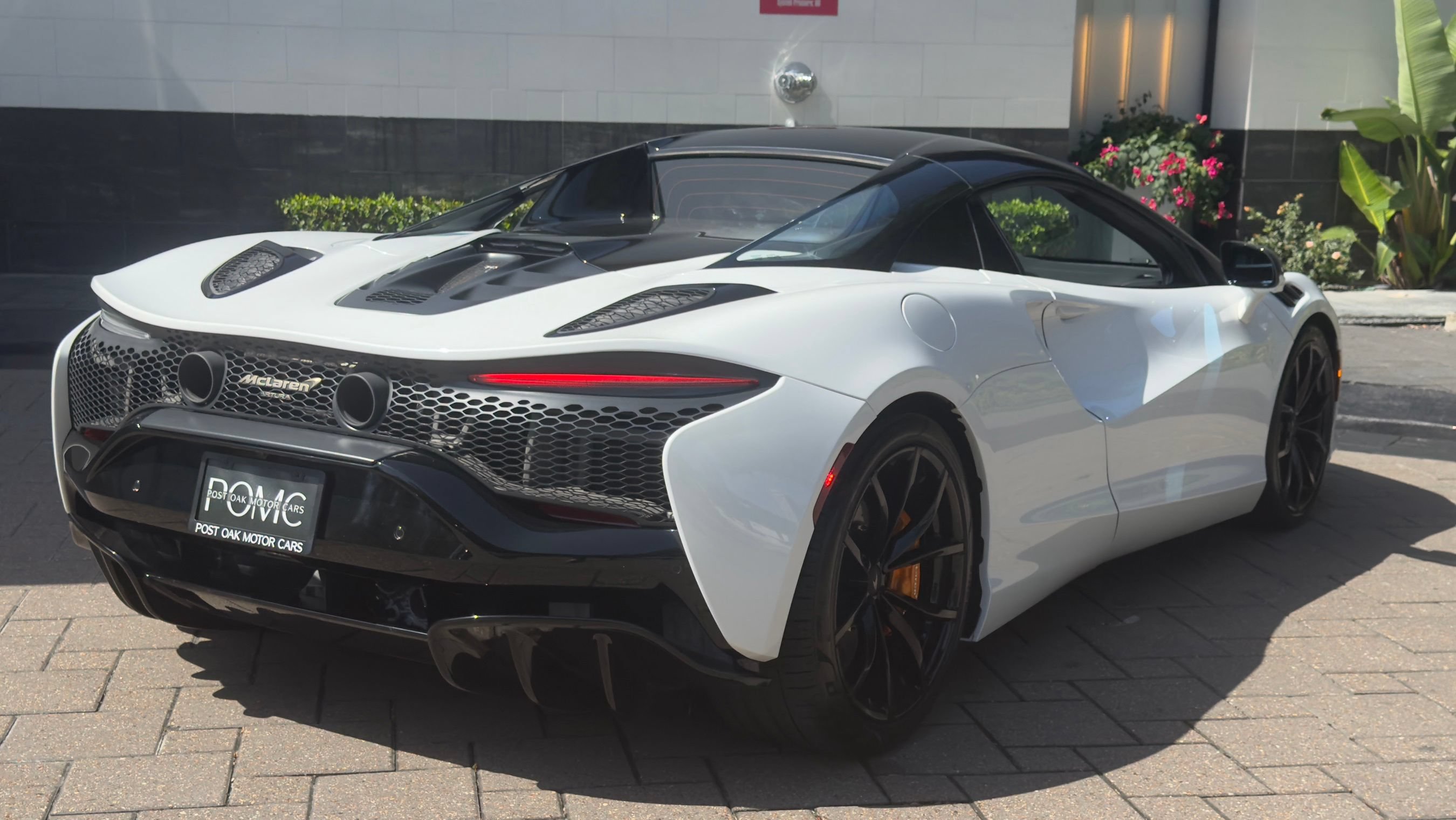 Used 2025 McLaren Artura Spider RWD image 3